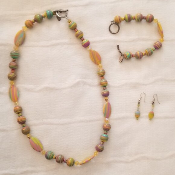 Hand-made spring/summer colors, beaded necklace bracelet and earring set - Picture 2 of 4